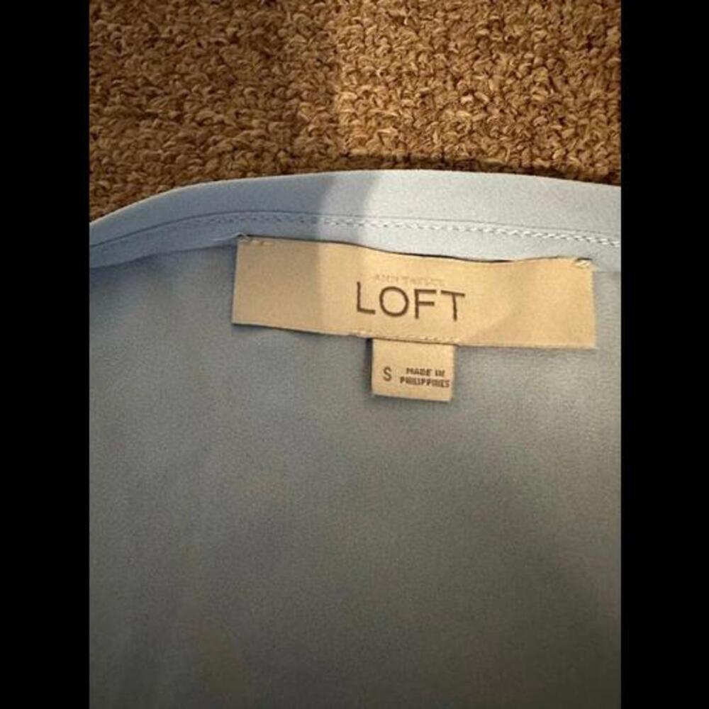 Radiant in Light Blue: Elevate Your Style with the Stunning Loft Blouse - Picture 2 of 2